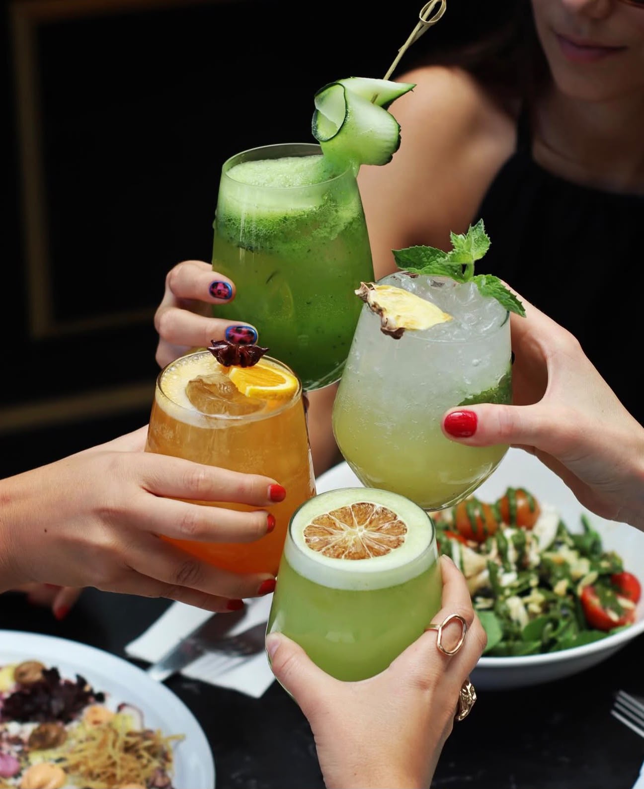 Brindis con cócteles de colores