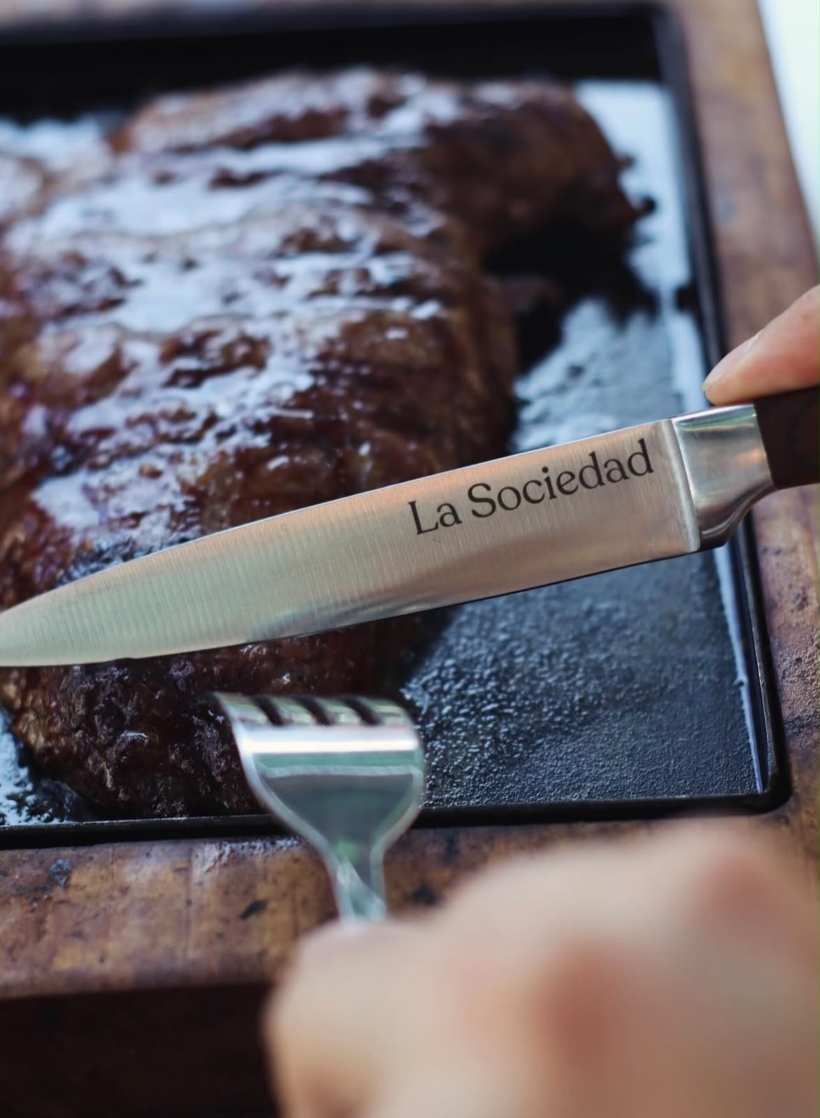 Corte de carne con cuchillo La Sociedad