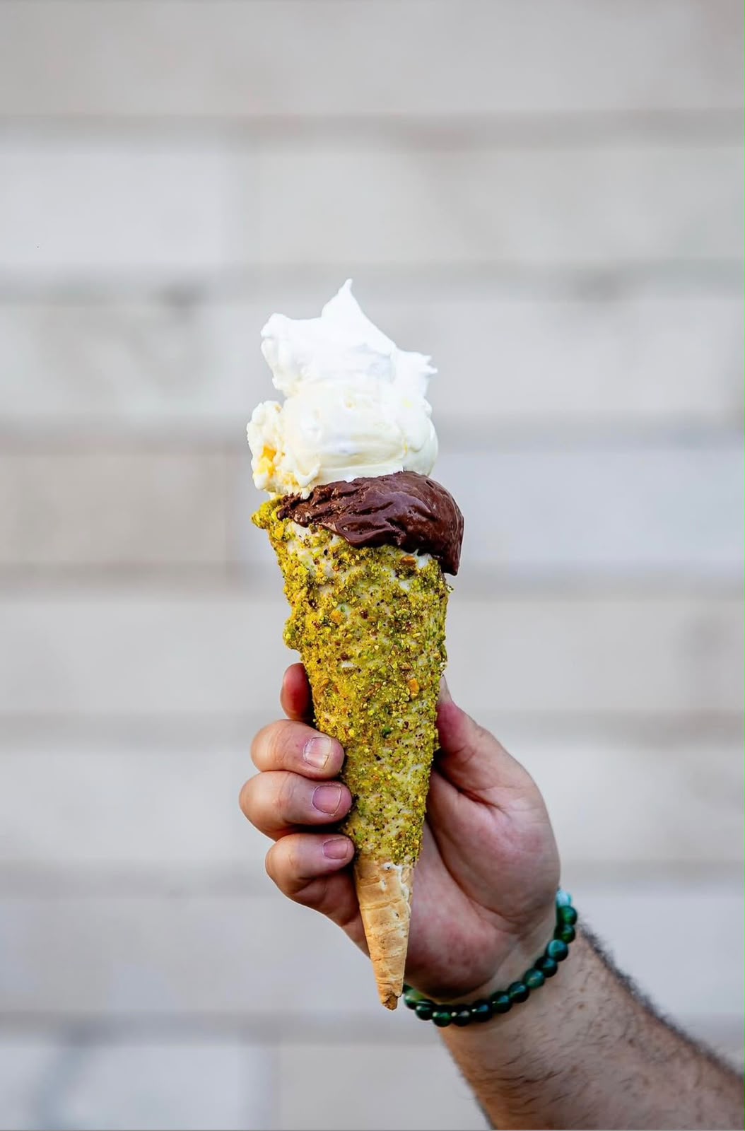 Cono de gelato de vainilla y chocolate