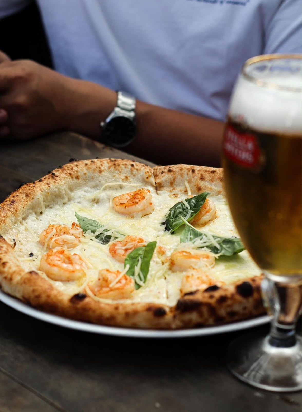Pizza de camarones con cerveza