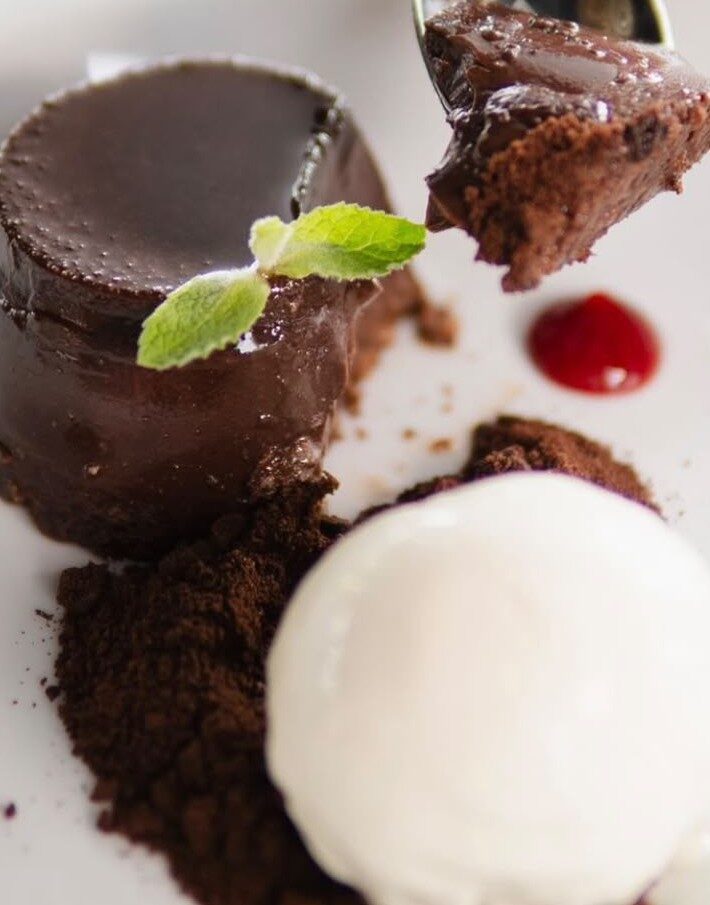 Postre de chocolate con helado