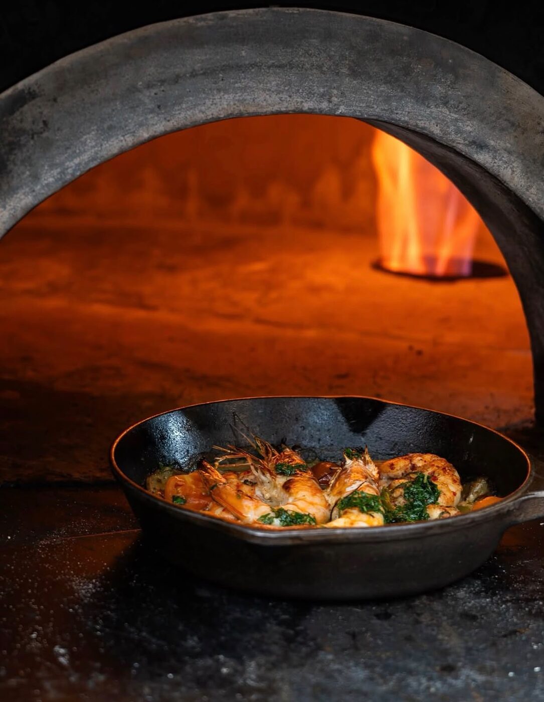 Pizza en el horno a la leña