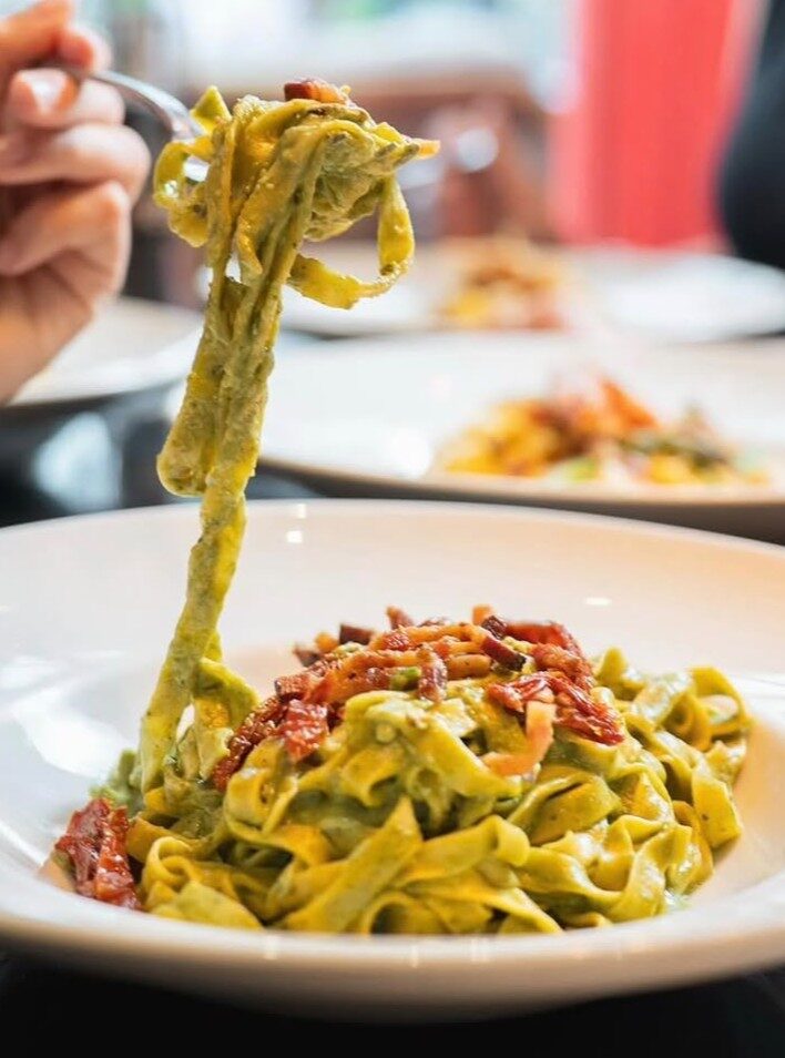Pasta al pesto con prosciutto