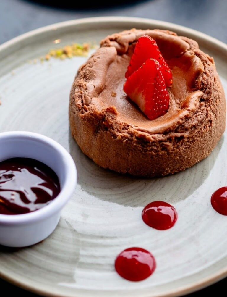 Postre de chocolate con frutilla