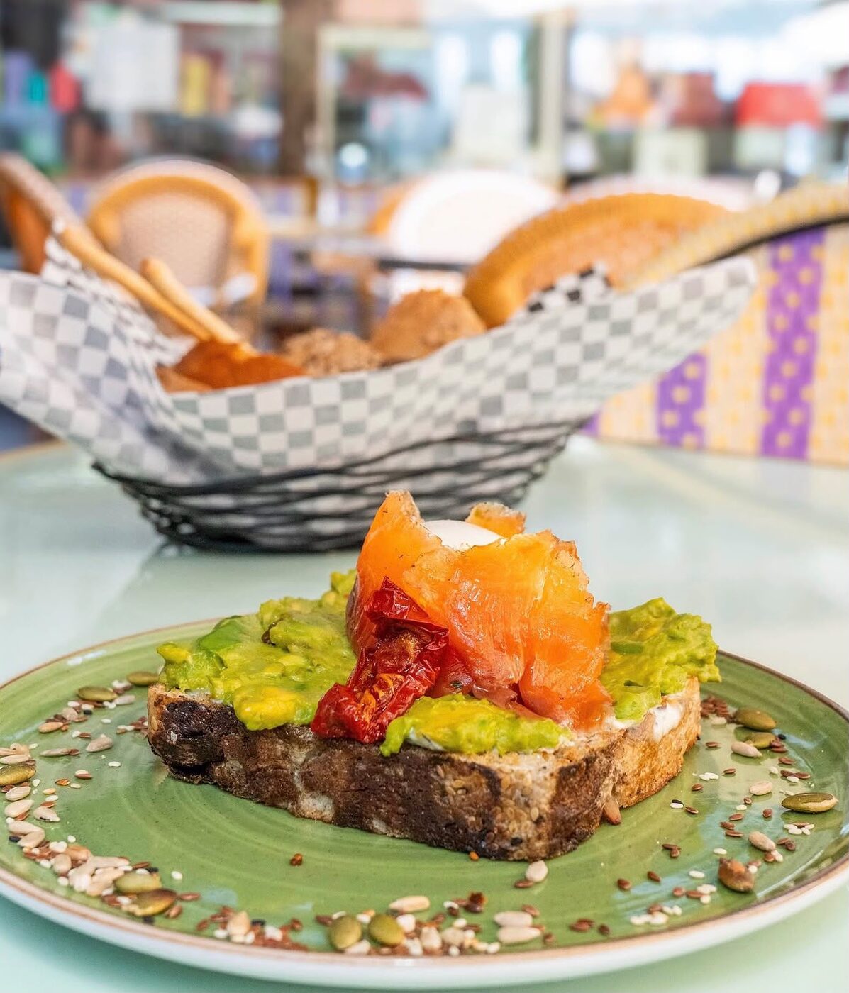 Tostada con palta y salmón
