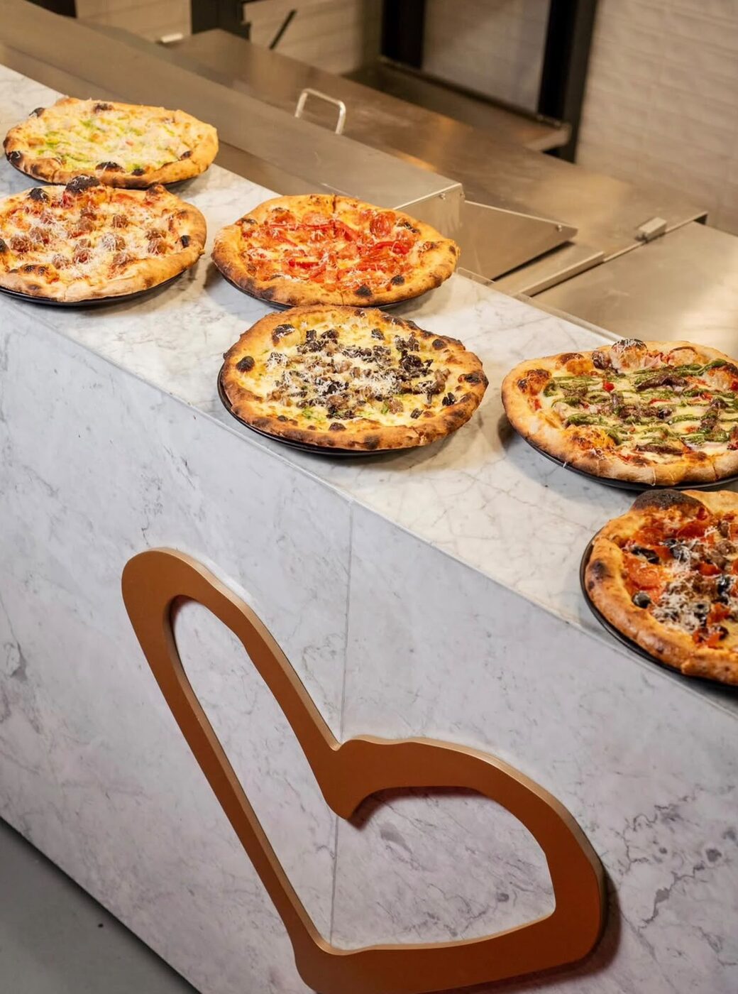 Vitrina de pizzas recién horneadas